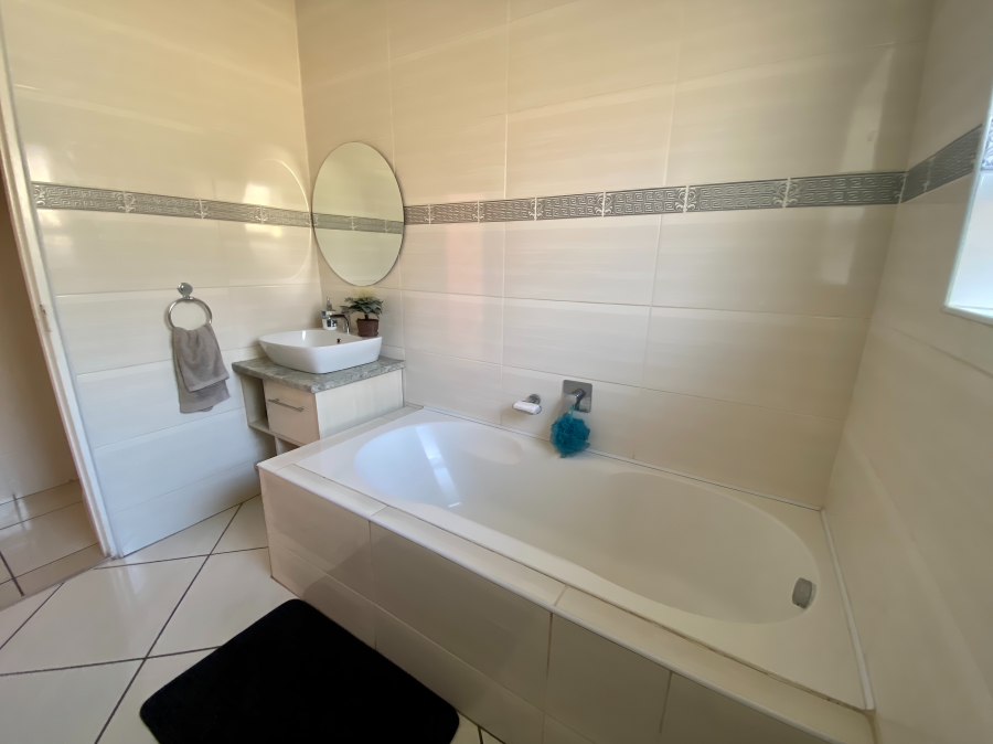 5 Bedroom Property for Sale in Heuwelsig North West